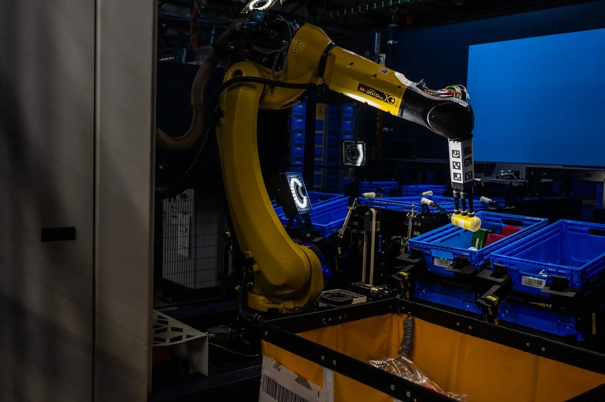 AMAZON-ROBOTICS-ARM-1-qjfp-superJumbo