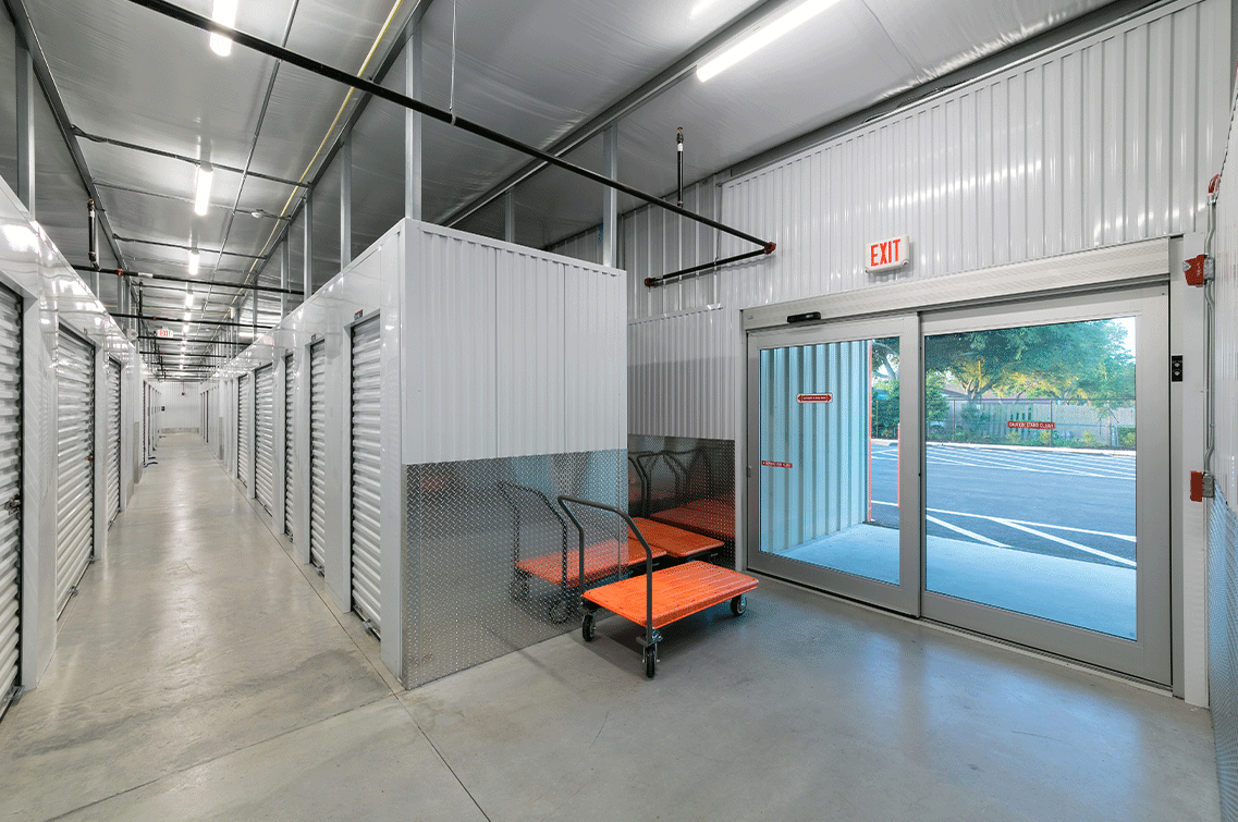 Image{width=1137,height=755,url='https://8488932.fs1.hubspotusercontent-na1.net/hubfs/8488932/DaytonaGallery-4.png',altText='An interior shot of DXD Capital's Daytona self storage facility showing the security glass sliding doors and large, well-lit hallways.',fileId=null}